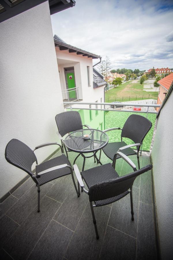 Azur Haz Gyoengyvirag Apartman Sarvar Luaran gambar