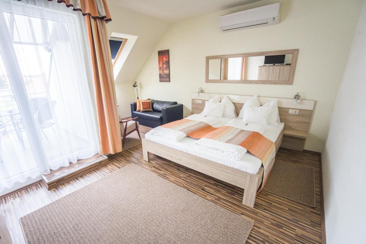 Azur Haz Gyoengyvirag Apartman Sarvar Luaran gambar